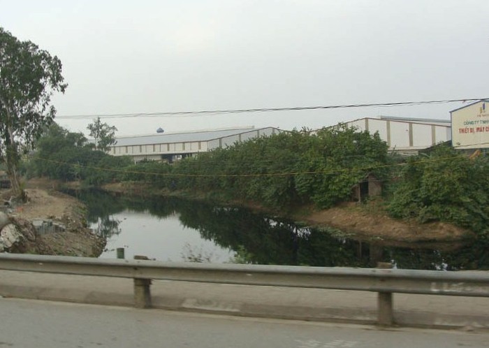 Nước sông Cầu Bây đã bị ô nhiễm, nhuốm một màu đen ngòm